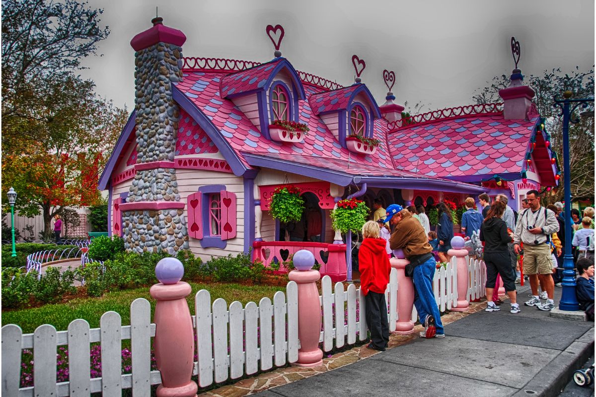How Far Is Universal Studios From Walt Disney World?
